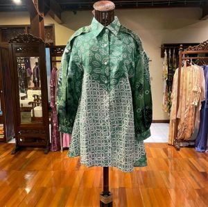 Arumi Tunik Viscos by Dian Pelangi LIMITED EDITION Blouse Baju Atasan Kemeja Blus Outfit Formal Kerja Kantor Pesta Pernikahan Kondangan Lebaran Wanita Hijaber Cantik Anggun Modis Modern Simple Elegan Mewah Model Korea Terbaru Motif Batik Jumputan Kekinian
