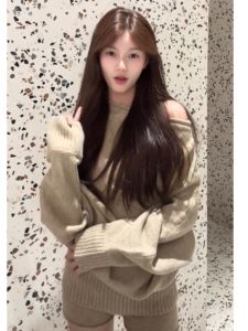 BINKAFENNY | Early Autumn Korean Style One-Shoulder Knitted Sweater And Casual Shorts Two-Piece Set High-End Feeling Womens Wear