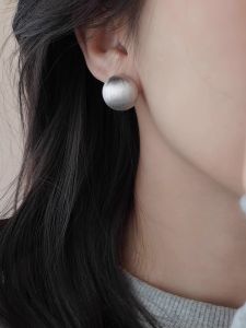 Hong Kong Style Fashion Womens round Ball Earrings Brushed Surface Personality High-End Sensation Ear Cuff New 2025 Luxury Versatile Jewelry Accessories