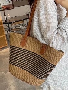กระเป๋าถือฤดูร้อนแบบถักขนาดใหญ่สำหรับผู้หญิง กระเป๋าถือชายหาด กระเป๋าสะพายไหล่แบบถักจากใบไม้ กระเป๋าถือทรงถังแบบทันสมัย