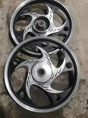 cặp mâm 5 cây quạt đùm.theo xe.nguyên xi có trầy.