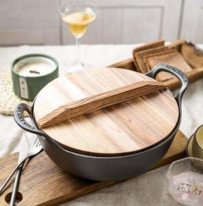 【Ready Stock】Cast Iron Wok Pan with Wooden Lid Woks Stir-Fry Pans with Wooden Lid Non-Stick Flat Bottom Chinese Woks Pan for Induction