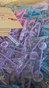 (1 แพ็ค 12 ชิ้น)ไม้แขวนเสื้อ ไม้แขวนผ้า ไม้แขวนเสื้อลวด ไม้แขวน ไม้แขวนลวด ลวดหุ้มพลาสติกอย่างดี