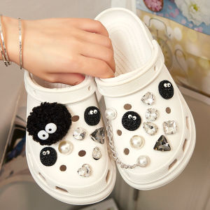 Chain Buckle Shoe Design: Enhance Your Crocs Accessories