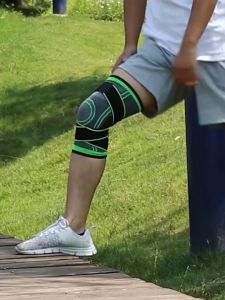 ผ้ารัดหัวเข่าแบบมีสายรัด ที่รัดหัวเข่า ใช้สำหรับการออกกำลังกาย เล่นกีฬา และฟิตเนส วัสดุเป็นผ้าคุณภาพสูง นิ่ม สวมใส่สบาย ลดอาการบาดเจ็บ 1 กล่อง 1 ชิ้น