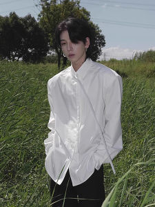 Trendy Chinese Style White Padded Shoulder Mens Shirt Long Sleeve College Style High End Feeling Handsome Male Model Outfit