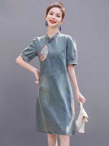 ชุดเดรสยีนส์แขนสั้นสไตล์จีนย้อนยุคสำหรับผู้หญิง ฤดูร้อน 2025 ชุดเดรสสั้นเอวสูง กระโปรงทรงเอ แขนสั้น คอตั้ง สไตล์จีน