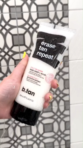 Sữa tắm & tẩy tế bào chết b.tan erase tan repeat 2 in 1 tan eraser body wash + scrub 236ml trẻ hóa và làm đều màu da của Mỹ
