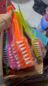 Bàn Chải Chà Sàn Cán Dài 28cm (Giao Màu Ngẫu Nhiên) - CLEAN MART