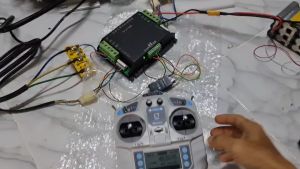 ชูดรีโมท ควบคุมมอเตอร์บัลเลสสำหรับประดิษฐ์รถตัดหญ้าบังคับระยะไกล มีเครื่องมือที่รองรับและประสบการณ์