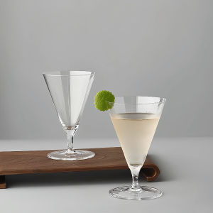 Japanese Style Small Capacity Conical Cocktail Glass Creative Crystal Bar Guide Short Stemmed Triangle Shaped Martini Cup