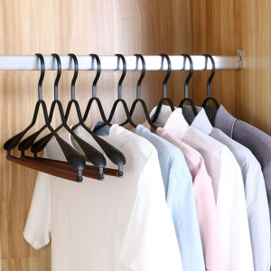 ตัวยกเสื้อสแตนเลสหรูหรา ไม่เป็นรอย สลิป ไม่ลื่น ดีไซน์ย้อนยุค เรียบหรู แขวนเสื้อแบบย้อนยุคจาก Hotel High-end Elm Wood