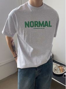 เสื้อยืดแขนสั้นผู้ชายคอตตอนแท้ทรงหลวมสไตล์ฮ่องกงพิมพ์ลายตัวอักษรฤดูร้อนใหม่เสื้อเชิ้ตทรงหลวมๆ ลำลองสวมใส่สบาย