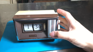 Đồng hồ lá lật nhịp Rhythm Nhật lên dây cót