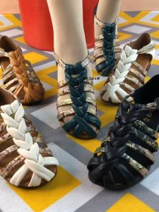 รองเท้าแตะส้นสูงแบบสวมสำหรับผู้หญิง หนังแท้ ทรงโรมัน ฤดูร้อน 2025 รองเท้าบู๊ตส้นสูงแบบลำลอง รองเท้าสวมแบบมีหัวเข็มขัด ทรงหัวมน