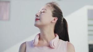 Quạt Đeo Quàng Cổ Tích Điện Mini Không Cánh Dung Lượng Pin Lớn Gió Mạnh Tặng Kèm Bộ Sạc Tiện Lợi. Quạt Đeo Cổ Mini Tích Điện Siêu Hot Quạt Gió Siêu Mạnh Dành Cho Mùa Hè. GấuMẹ Store