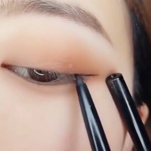 FinDee ากกาอายไลเนอร์ อายไลเนอร์ กันน้ำและกันเหงื่อ เส้นเรียบ แห้งเร็ว ไม่เลอะ สามเณรใช้ได้ สปอตสินค้า Slim eyeliner