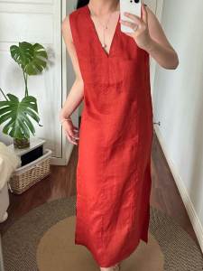 ชุดเดรสคอวีแขนกุดผ้าลินินสีแดง ชุดเดรสยาวทรงหลวมสำหรับผู้หญิงในช่วงฤดูร้อน สไตล์วินเทจ ชุดเดรสยาวคลุมเข่า