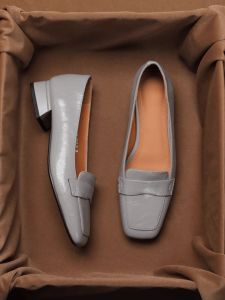 รองเท้าส้นแบนหัวเหลี่ยมหนังวัวชั้นบนสำหรับผู้หญิง รองเท้าส้นแบนแบบสวมสบายสไตล์ย้อนยุค รองเท้าหนังแท้ รองเท้าแฟชั่นฤดูใบไม้ร่วง 2024