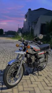 STRIPING STICKER LIS LES POLET Honda CB GL100 GL 100 K5 K5 Merah Hitam Gold standar variasi kualitas terbaik\nSTRIPING STICKER LIS LES POLET Honda Cepek CB GL100 GL 100 K5 K5 Merah Hitam Silver Transparan Fullset standar variasi kualitas terbaik