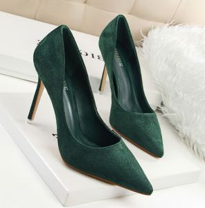 รองเท้าส้นสูงส้นเข็มเซ็กซี่แมทช์ง่ายหัวแหลมหนังนิ่มผิวด้านสีแดงสีดำสำหรับผู้หญิงรองเท้าชั้นเดียวสำหรับแต่งงานแบบใหม่ฤดูใบไม้ร่วงและฤดูหนาวปี2023