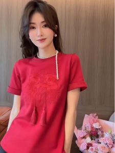 YUFUQING | เสื้อยืดแขนสั้นสีแดงปักลายสไตล์จีนใหม่สำหรับผู้หญิง เสื้อตัวบนทรงปกติ ผ้าโพลีเอสเตอร์ 100% ฤดูร้อน 2024