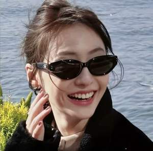 Kacamata Hitam Wajah Kecil Mata Kucing Fashion anti sinar UV Segitiga Retro untuk Wanita Kacamata Hitam Bingkai Kecil Kelas Atas