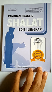 BUKU PANDUAN PRAKTIS SHALAT EDISI LENGKAP ( TEKS ARAB LATIN DAN TERJEMAHAN )