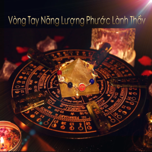 Vòng tay Ngũ Tài Thần Năng Lượng được một bậc thầy phù hộ thu hút tài lộc từ mọi hướng mang lại may mắn thay đổi vận mệnh và thịnh vượng. Được làm từ vàng và đá mã não.