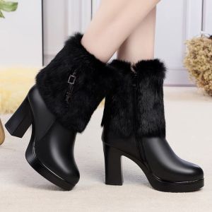 รองเท้าบูทหนังผู้หญิงฤดูหนาว รองเท้าส้นสูงแบบสวมหัวเข็มขัด ด้านหน้าเป็นขนกระต่าย ด้านในเป็นขนแกะ ทรงสั้น พื้นรองเท้า PU