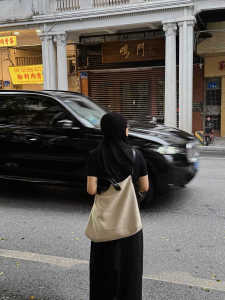 กระเป๋าถือผ้าลินินความจุขนาดใหญ่ Silent Wind กระเป๋าสะพายข้างแบบสะพายข้างสำหรับเดินทางในช่วงฤดูร้อนปี 2024 กระเป๋าสะพายข้างแบบลำลองสำหรับเยาวชน