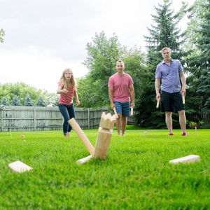 เกม Kubb ที่ทำจากไม้ สำหรับการออกกำลังกายกลางแจ้ง รื่นเริงในสวน สำหรับทุกวัย เกม Kubb สำหรับทุกเพศ