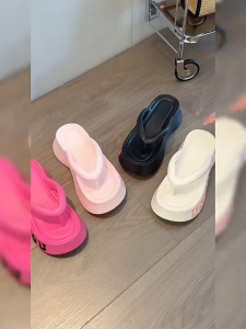 รองเท้าแตะผู้หญิง ลายตัวอักษรสามมิติ พื้นหนา 6 ซม. แฟชั่นและอเนกประสงค์ สะดวก กันน้ำ กันลื่น EVA Serene Nam