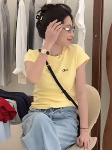 Áo Thun Nữ Tay Ngắn Màu Vàng Thêu Chữ Thiết Kế Vai Áo Thun Nữ Phong Cách Hàn Quốc Ngọt Ngào Cay Nồng Đa Năng Thon Gọn