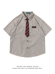 เสื้อเชิ้ตแขนสั้นลายทางย้อนยุคสไตล์ฮ่องกง MOISHE TIDE สำหรับผู้ชาย ทรงหลวม ลำลอง ฤดูร้อน สายเดี่ยว เสื้อเชิ้ตผ้าโพลีเอสเตอร์