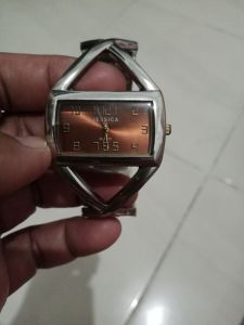 Jam tangan wanita preloved branded diameter case 34mmkondisi jam jalan/hidup normal no box.