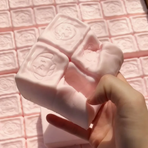 ของเล่นบีบรูปทรงลูกสตรอว์เบอร์รี่แบบนุ่ม บีบแล้วคืนรูปช้าๆ ช่วยผ่อนคลายความเครียด ของเล่นเสริมพัฒนาการทางประสาทสัมผัส ของเล่นบีบลดความวิตกกังวลสำหรับผู้ใหญ่