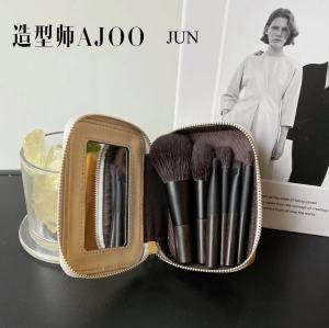Mini Size Soft Wool Animal Hair Short Handle Wooden Brush Set for Makeup Application Includes Cheek Blush And Loose Powder Brushes