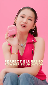 Glad2Glow Perfect Blurring Powder Foundation waterproof setting two way cake TWC Mengandung squalane dan vitamin E concealer