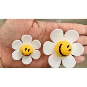 JBWG 👠🌈shoe Charm WG “ Smile Daisy ”🌈✨👠🍭 ตัวติดรองเท้ามีรู crocs “ สมาย เดซี่ ” งานคุณภาพดี สีสวยคมชัด #ตรงปกไม่จกตา