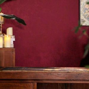 ร้านอาหารไทยโรงแรมนวดร้านตกแต่งเครื่องประดับด้านหน้าประติมากรรมเครื่องประดับแกะสลักไม้เนื้อแข็งไทยศิลปินหญิงแบบดั้งเดิมเล่นพิณเครื่องประดับ