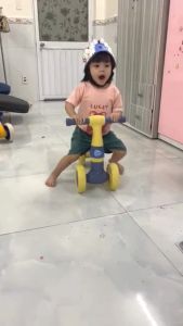 xe chòi chân có nhạc đèn cho bé