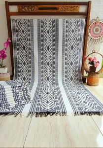 Blangket tenun ikat tradisional