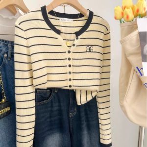 เสื้อสเวตเตอร์ถักลายทางแขนยาวคอวี เสื้อเชิ้ตทรงเข้ารูปสำหรับผู้หญิงในฤดูใบไม้ร่วง แฟชั่นสตรีทสไตล์หวานๆ