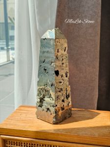 ✨ ไพไรต์ ทรงทาวเวอร์ ผลึกสวยมาก สีทองอร่าม ขนาดค่อนข้างใหญ่ ✨ สีสวยสะอาดตา เป็นของตกเเต่งที่ไม่ซ้ำใคร จากเเหล่งเปรู / น้ำหนัก 1.46 กิโลกรัม  ( Pyrite Tower ) 1.46 kgs.  🍀