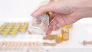 12/20/30/50/60Pcs-Mini Honey Jars with Dipper Hexagonal Glass Honey Jars Glass Sugar Jars with Lids Kitchen Glass Sealed Jars Available in Various Sizes Such as 1.5/2/3oz Come with Bee Pendants Twine and Card Tags Perfect for Baby Shower Gifts...
