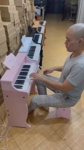 Đàn Piano Gỗ 37 Phím Woim-Baby Bản Quốc Tế Cho Trẻ Tập Chơi Có Ghế Chân Đế Giá Nhạc Cổng Cắm Headphone Pedal Và Micro