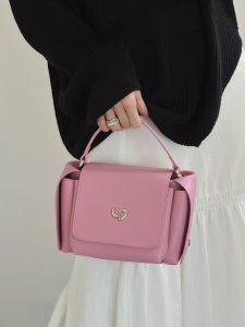 jpj | กระเป๋าสะพายข้างหนังวัว JPJClassic2025 กระเป๋าสี่เหลี่ยมเล็กน่ารักสำหรับผู้หญิง กระเป๋าสะพายข้างแบบลำลอง ปิดด้วยแม่เหล็ก ขนาดเล็ก