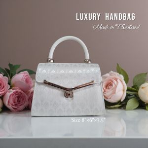 กระเป๋าถือผ้าไทยผ้าไหมสังเคราะห์ รุ่น mini ทรงเตี้ยปีกแหลม รูปทรงสวย ขนาดกะทัดรัดใช้งานได้หลากหลายโอกาส สำหรับถือออกงานหรือใช้ในชีวิตประจำวัน ด้านในแบ่งเป็น 2 ช่องใหญ่ 1 ช่องซิปผนัง ล็อคกระเป๋าแบบหมุนล๊อกอะไหล่สีเงิน ขนาดกว้าง 8 นิ้วสูง 6 นิ้วขยายข้าง