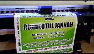 Cetak Spanduk Banner Coklat & Kuning Minimalis Promosi Makanan Pisang Aroma